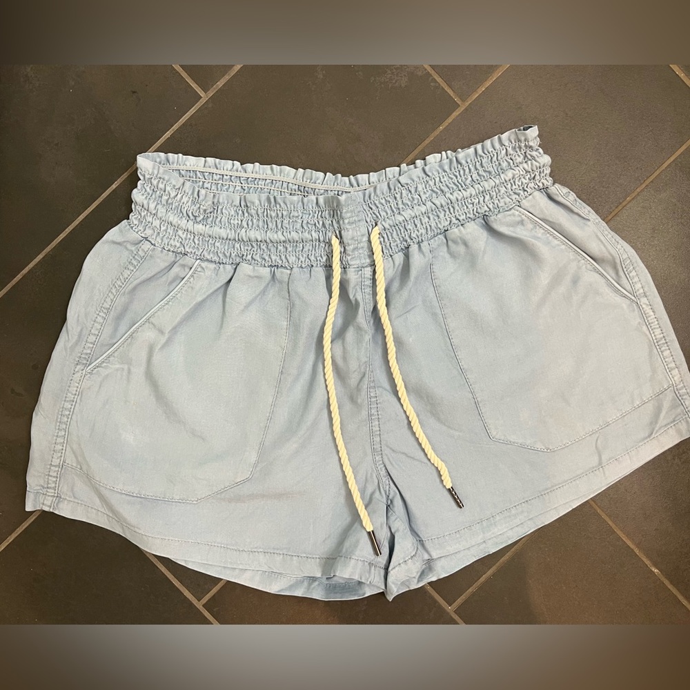 Pink Lily Shorts. Women’s medium. Light blue wash. New without tags.